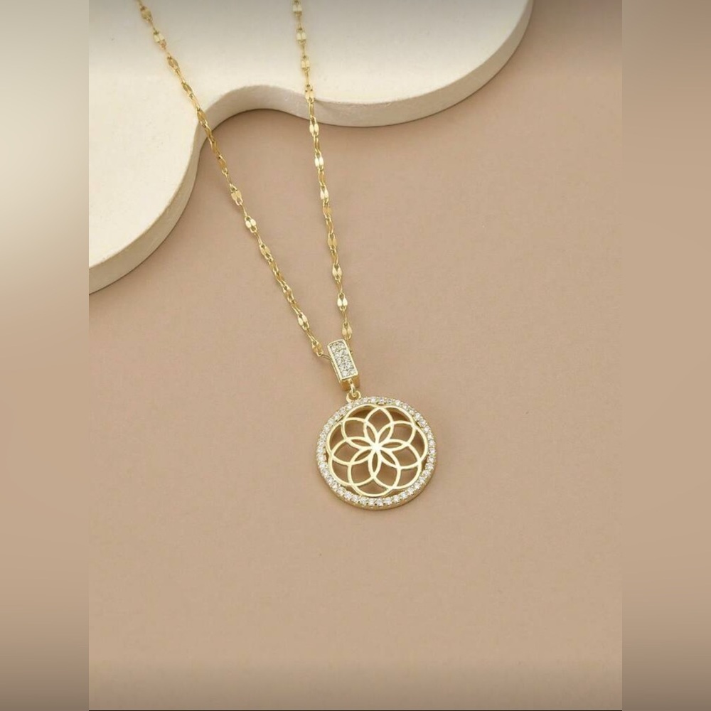 Gold‎ Tone Pendant Necklace - Picture 2 of 3